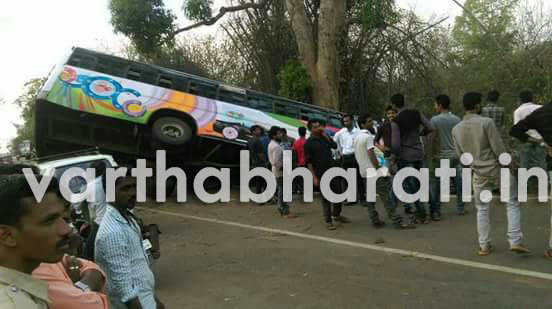 ವ್ಯಾನ್‌ಗೆ ಢಿಕ್ಕಿ ಹೊಡೆದು ಉರುಳಿದ ಬಸ್